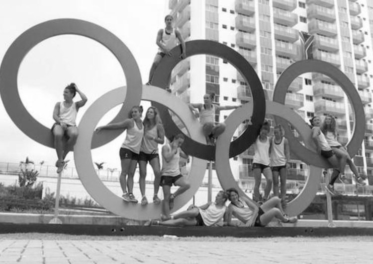 Les anneaux olympiques dévoilés devant la Tour Eiffel pour fêter les J.O.  2024 - Vidéo Dailymotion