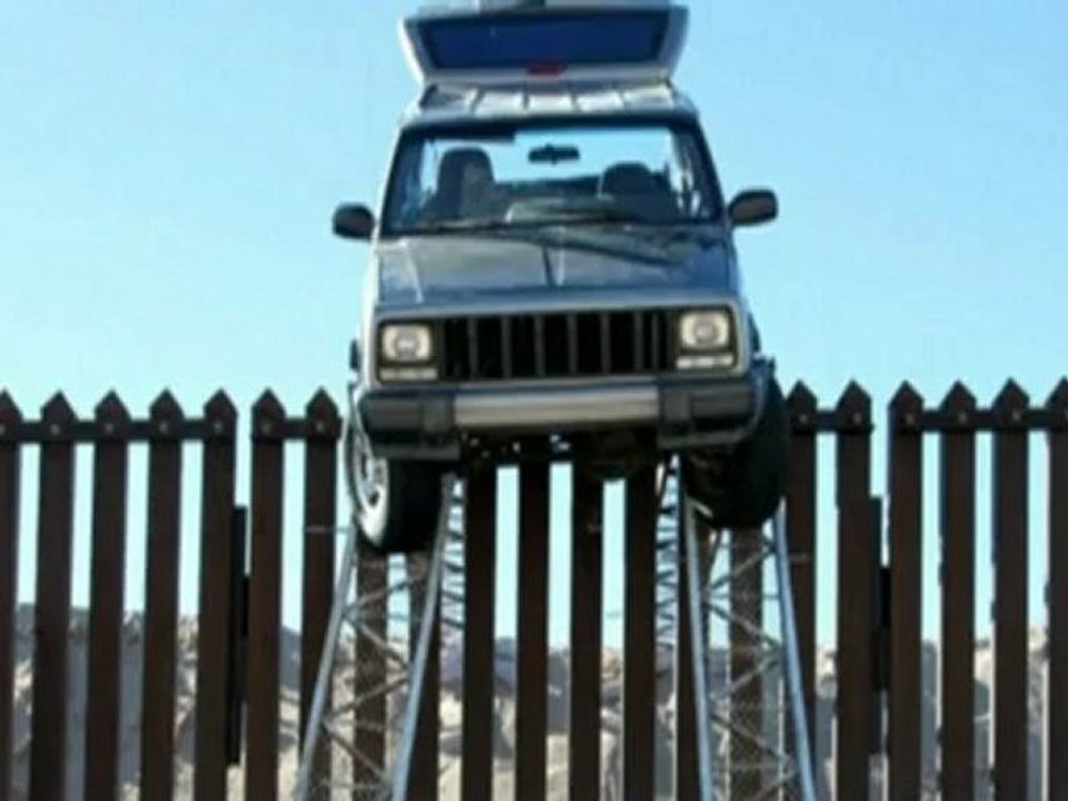 Smugglers Leave Jeep Teetering On Edge Of Fence Video Dailymotion