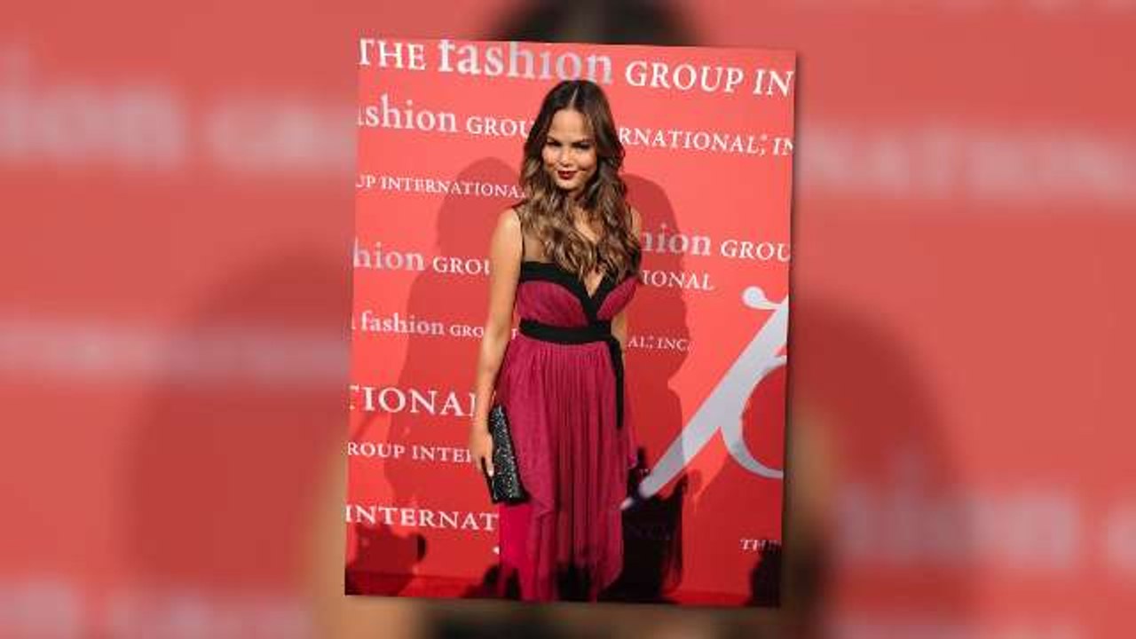 Chrissy Teigen Hits The Red Carpet Video Dailymotion