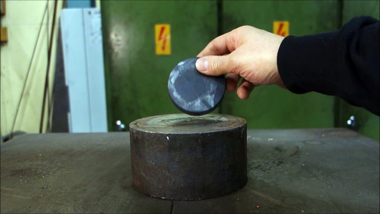 Un palet de Hockey sur glace explosé sous presse hydraulique Vidéo