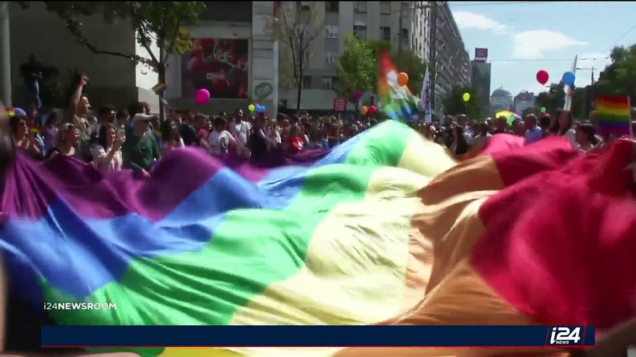 Serbie La Premi Re Ministre En T Te D Affiche De La Gay Pride Vid O