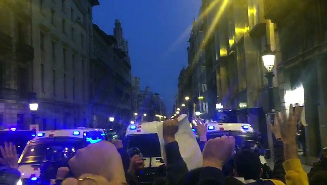 Un Grup De Manifestants Seu A Terra I Canta Els Segadors A L Inici De