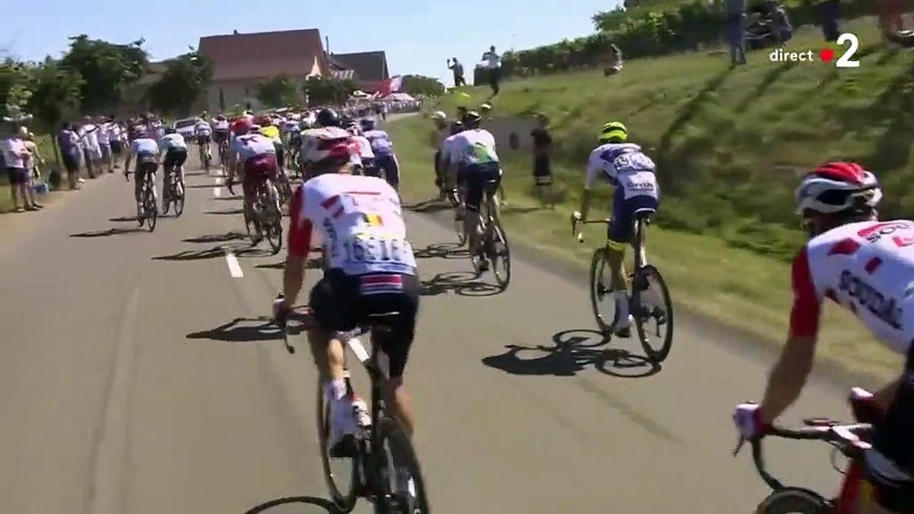 Tour De France Le Fran Ais Tony Gallopin Se Prend Un Parasol Dans Une