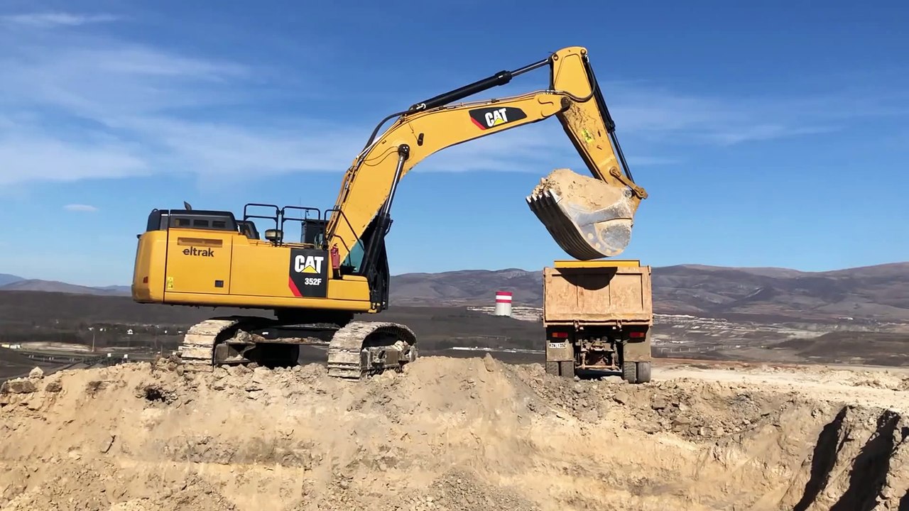 Caterpillar F Excavator Loading Trucks Video Dailymotion