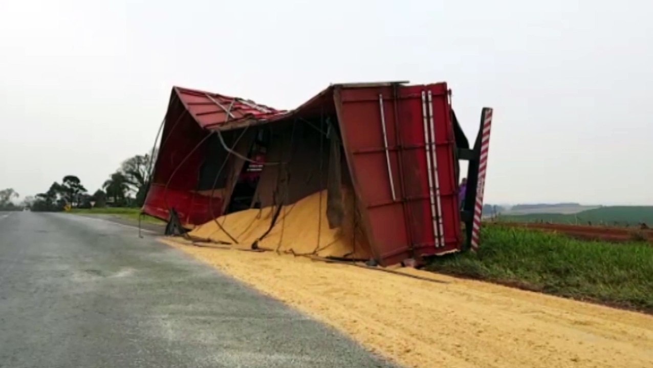 Parte De Bitrem Tomba Na Rodovia BR 467 E Carga Fica Espalhada Na