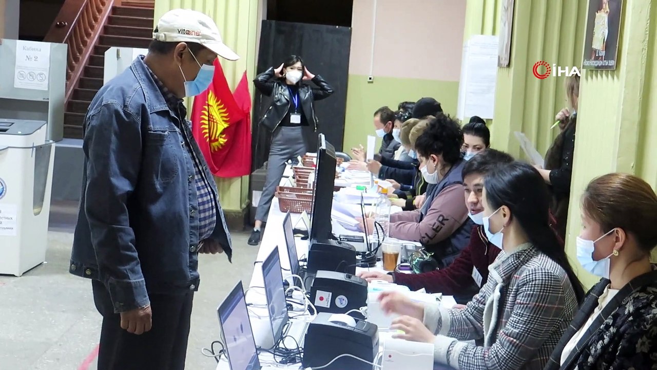 Kırgızistanda halk Anayasa değişikliği referandumu için sandık