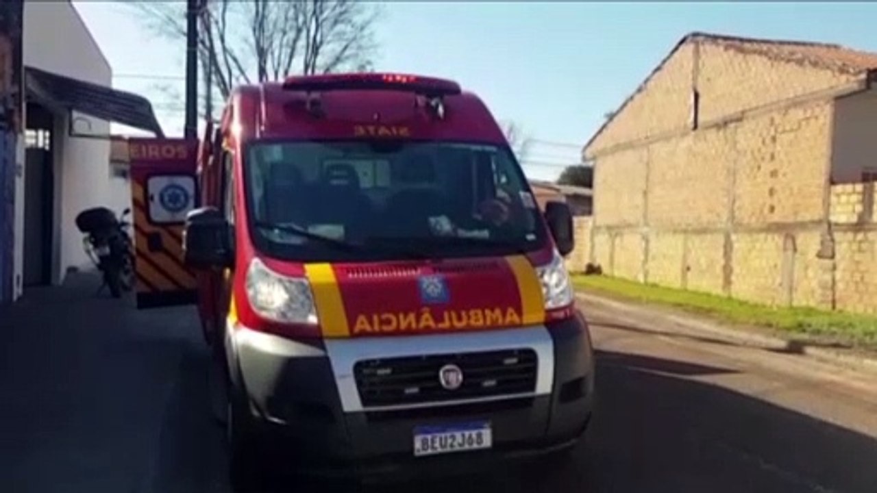 Mulher é socorrida pelo Siate após sofrer queda dentro de casa no