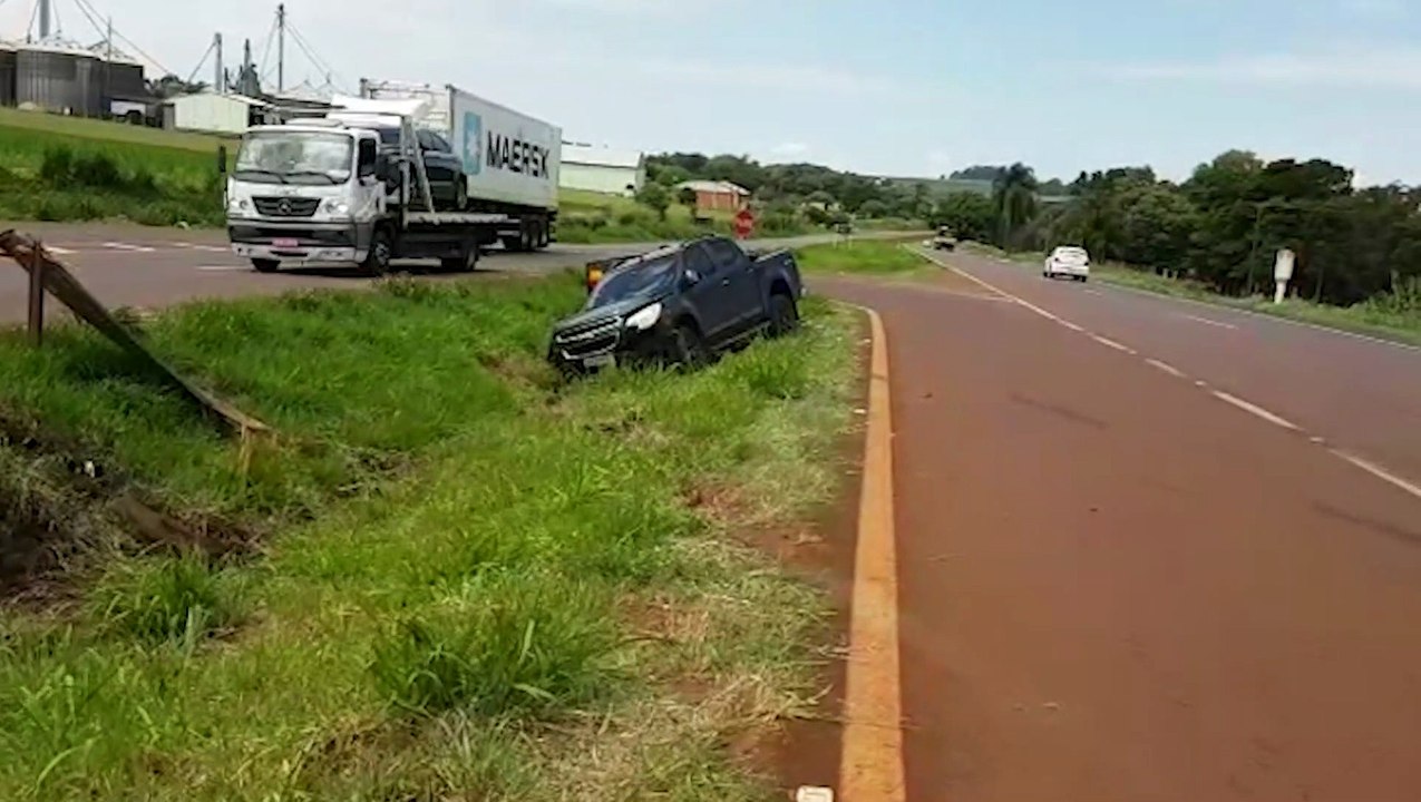 Caminhonete Sai Da Pista Derruba Placa De Sinaliza O E Quase Tomba No