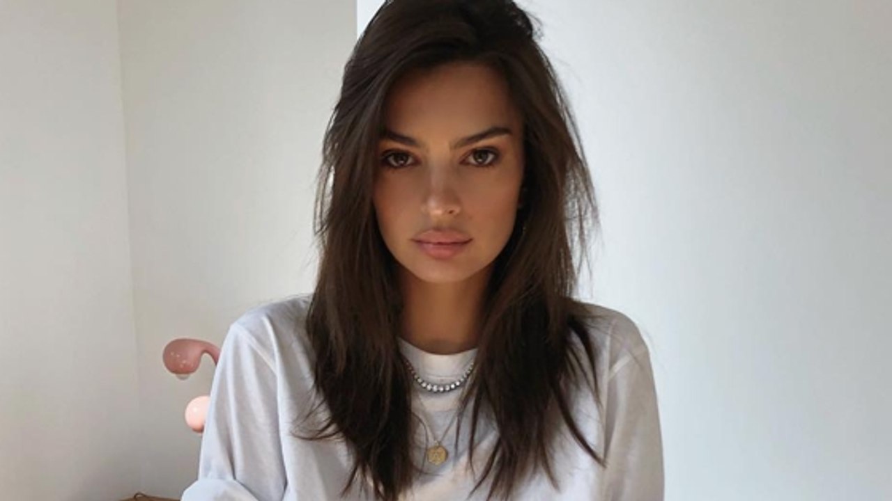 Emily Ratajkowski D Voile Sa Poitrine Travers Un T Shirt Trop Court