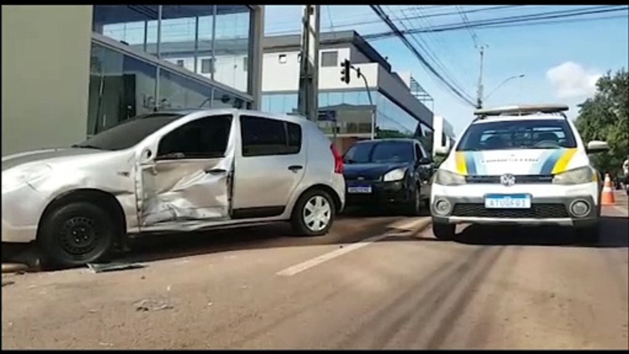 Carros colidem em cruzamento no Centro e veículo estacionado é atingido