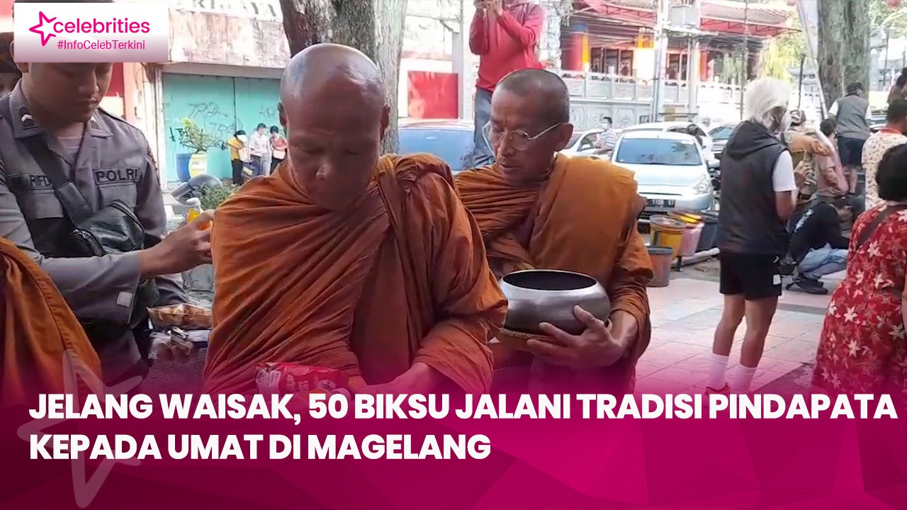 Jelang Waisak Biksu Jalani Tradisi Pindapata Kepada Umat Di