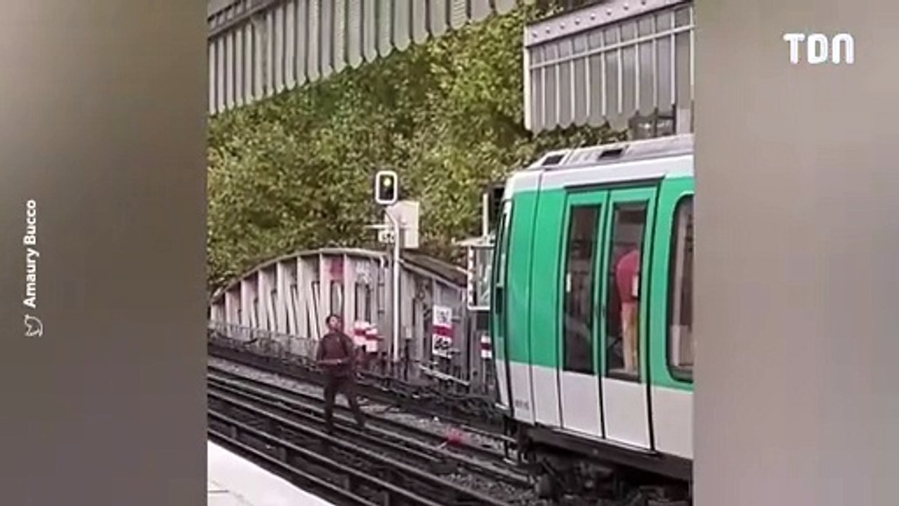 Un homme lance des pierres sur un métro en criant Allah Akbar Vidéo