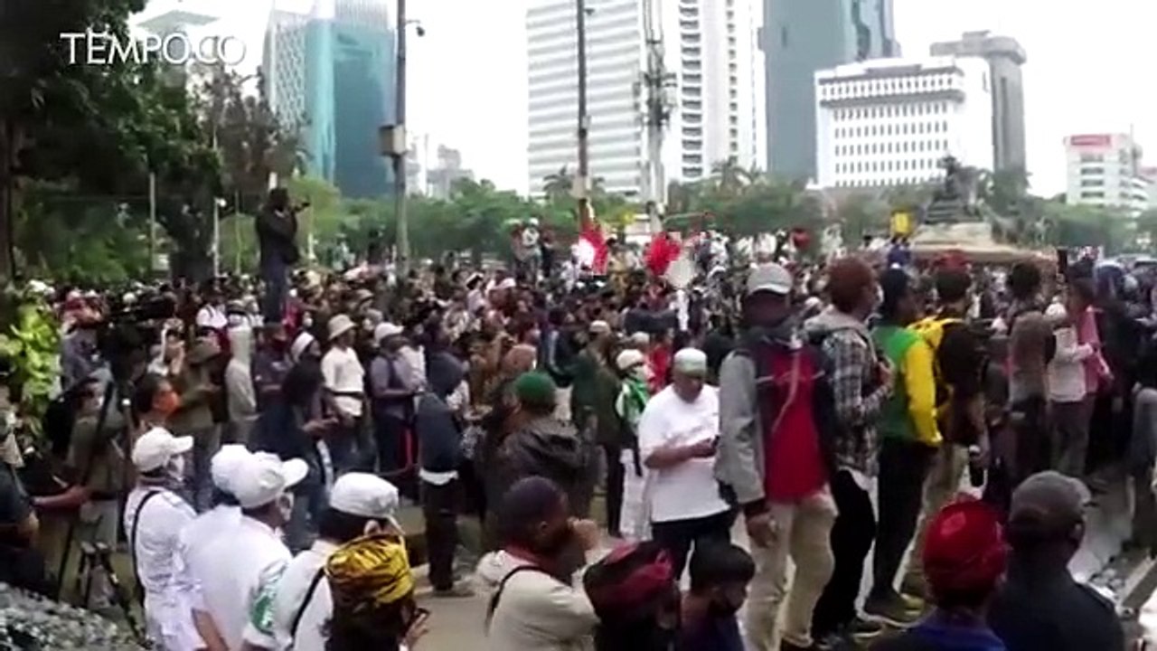 Perusuh Demo 1310 Omnibus Law Diduga Lemparkan Cairan Kimia Ke Arah