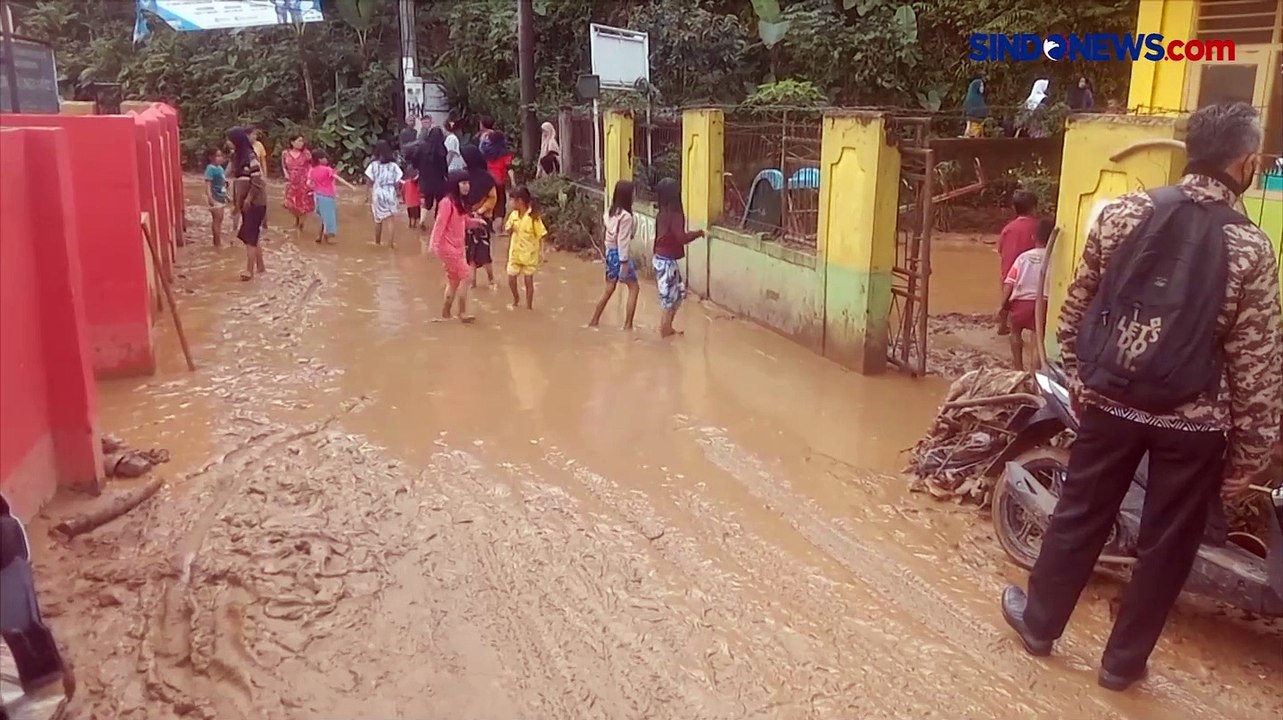 Banjir Bandang Terjang Kampung Cisarua Puluhan Rumah Terendam Lumpur