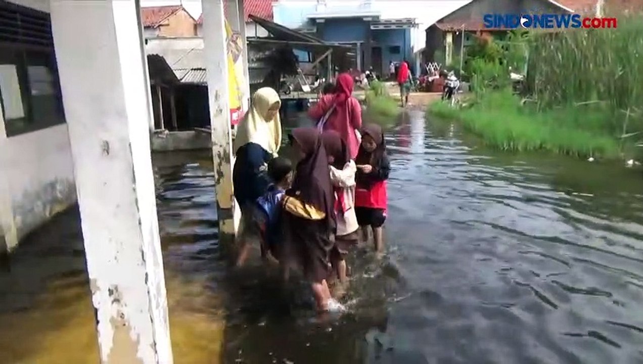 Miris Sekolah Langganan Banjir Siswa SD Di Pekalongan Terpaksa