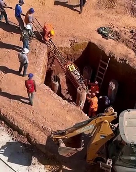 Idoso cai em buraco aberto para fundação de prédio em Manhuaçu Vídeo