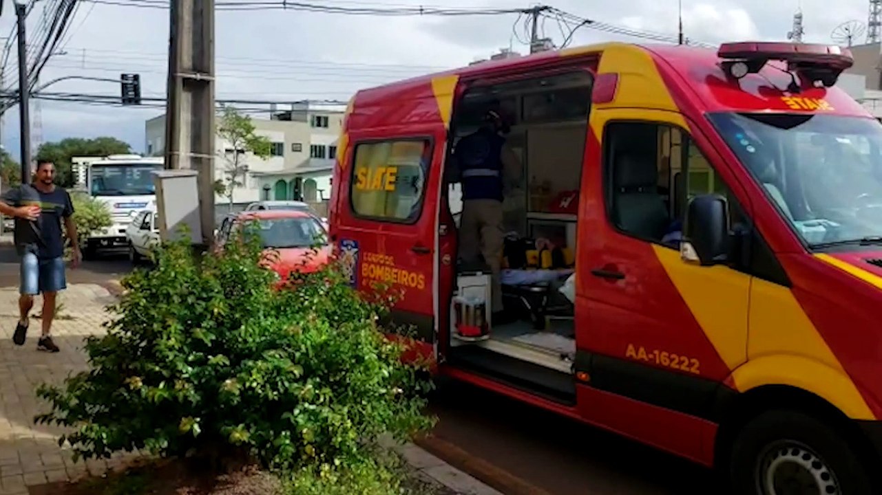 Caminh O E Dois Carros Se Envolvem Em Colis O No Centro De Cascavel