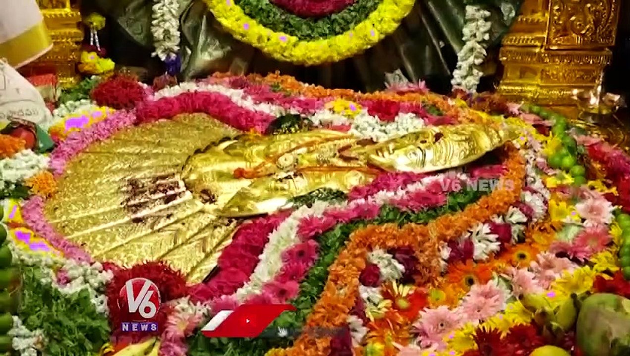 Devotees Donates Bangaru Kavacham To Balkampet Renuka Yellamma Thalli