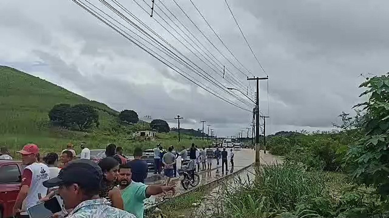 Ruas em São Luís do Quitunde ficam alagadas por conta das chuvas