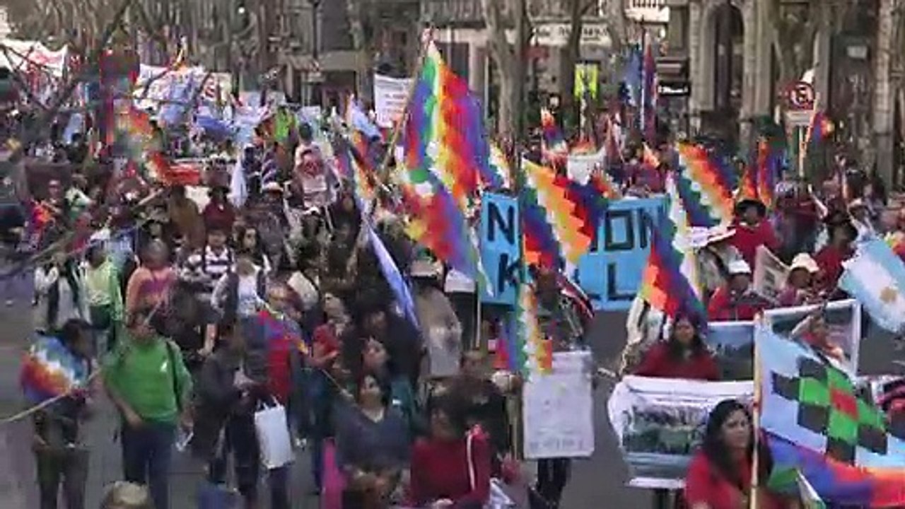 Pueblos Originarios De Argentina Se Manifiestan Por El Derecho A La