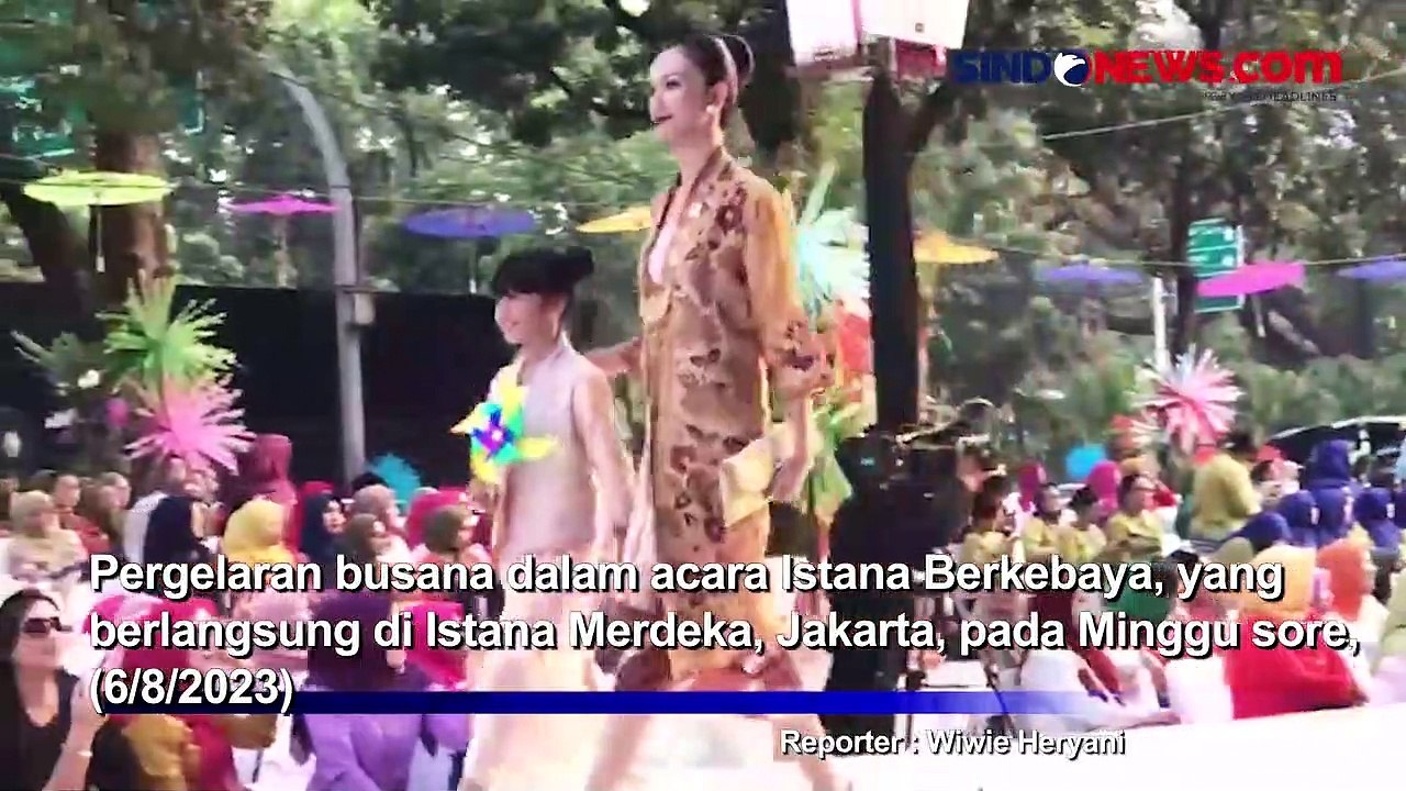 Aksi Model Cilik Saat Kenakan Kebaya Encim Warna Warni Di Acara Istana