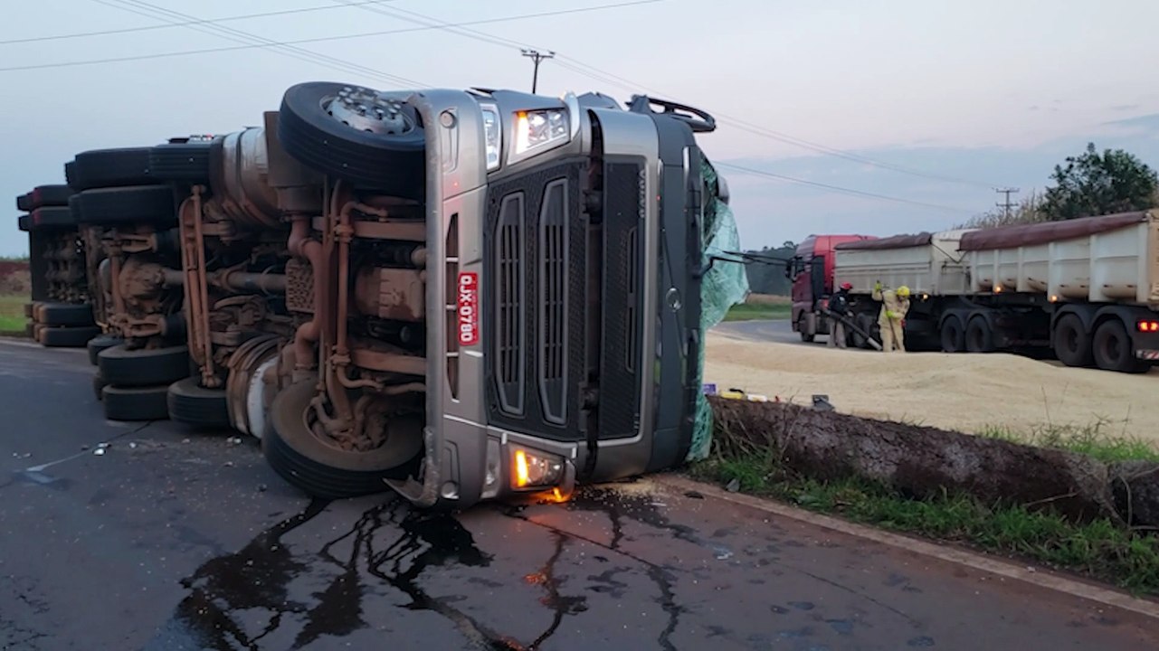 Carreta Carregada Soja Tomba Na BR 467 E Deixa Motorista Ferido