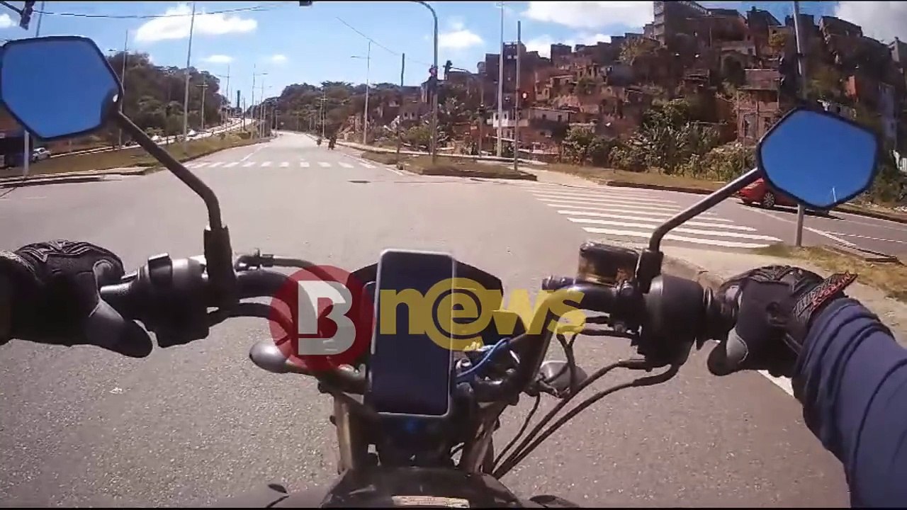 Motociclista grava momento em que é surpreendido por ladrão em avenida