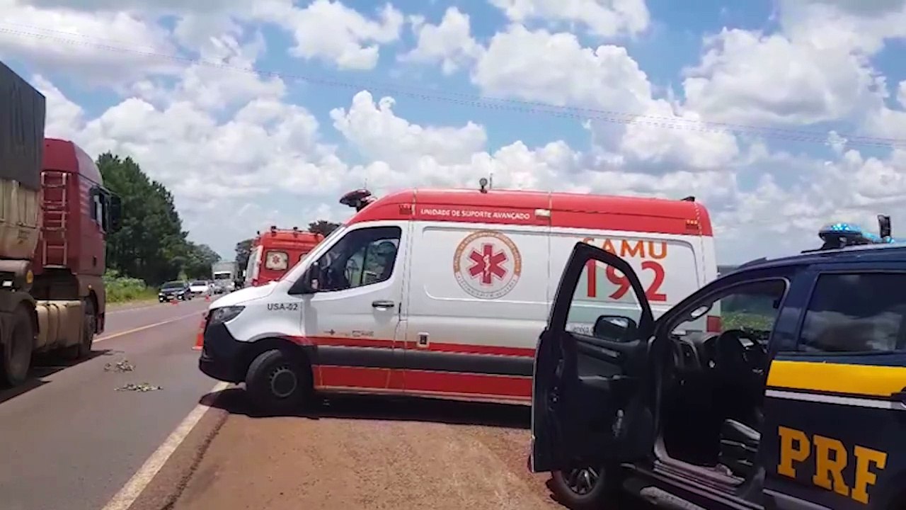 Caminh O Sai Da Pista E Bate Contra Barranco Na Rodovia Br V Deo