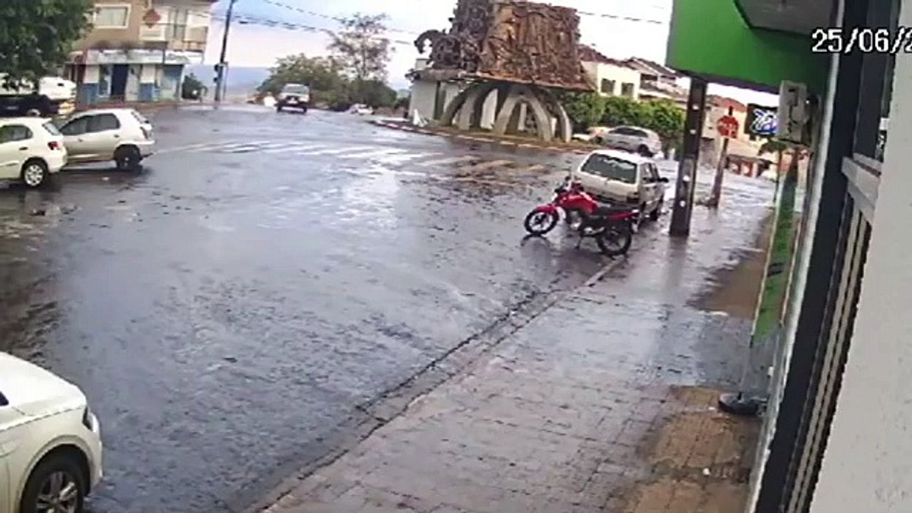 V Deo Carreta De Apucarana Arrasta Carro Em Rotat Ria De Borraz Polis