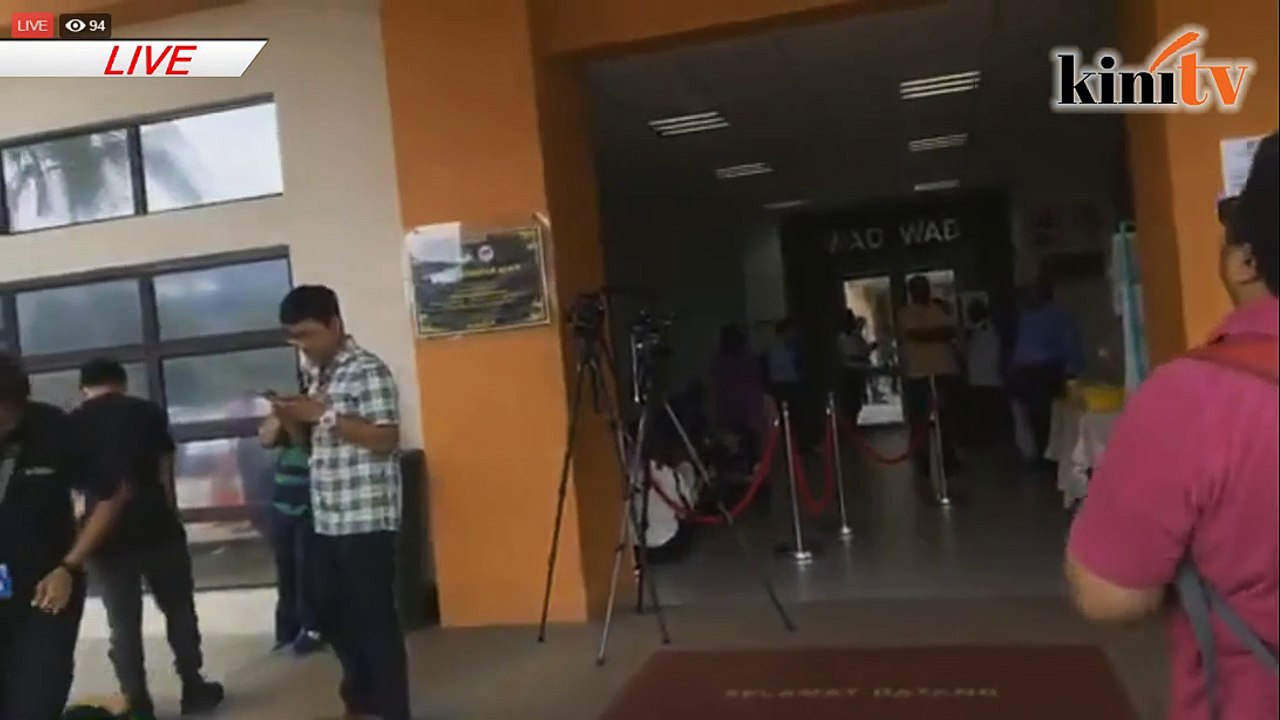 Live: Media 'berkampung' di Cheras menunggu berita pembebasan Anwar