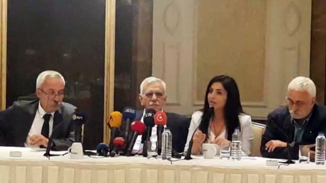 Kayyım atanan belediyelerin eş başkanları açıklama yapıyor