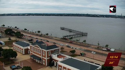 Tải video: Una mujer se cayó de la cascada artificial de la Costanera de Posadas