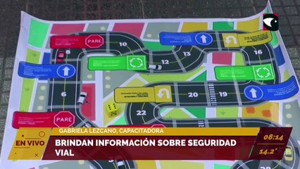 Brindan información sobre seguridad vial en la plaza San Martín de Posadas.