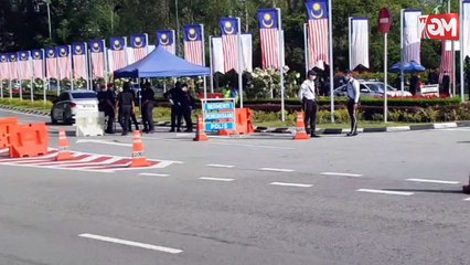 ((LIVE)) Sidang Dewan Rakyat tangguh mengapa Ahli Parlimen Pembangkang tetap ke Parlimen?