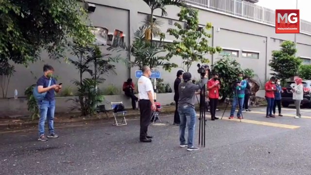 ((LIVE)) | Situasi semasa di pintu masuk kediaman peribadi Tan Sri Muhyiddin Yassin yang dijangka akan menyerahkan surat peletakan jawatan sebagai Perdana Menteri hari ini.