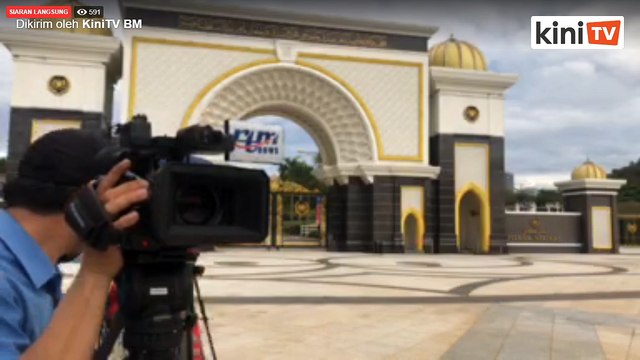 LIVE: Muhyiddin to resign? - All eyes on Istana Negara