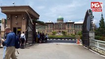((LIVE)) | Perdana Menteri, Tan Sri Muhyiddin Yassin akan meninggalkan Pejabat Perdana Menteri, Putrajaya dipercayai terus ke Istana Negara.