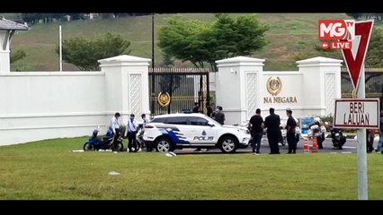 LIVE : Persatuan Sahabat Ulul Amri Malaysia menyerahkan referendum kepada Agong