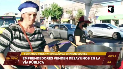 Emprendedores venden desayunos en la vía pública de Posadas.