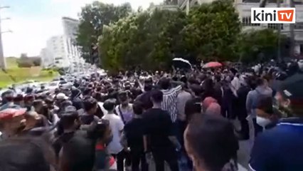 LIVE: Najib's supporters send memorandum to Agong asking for royal pardon