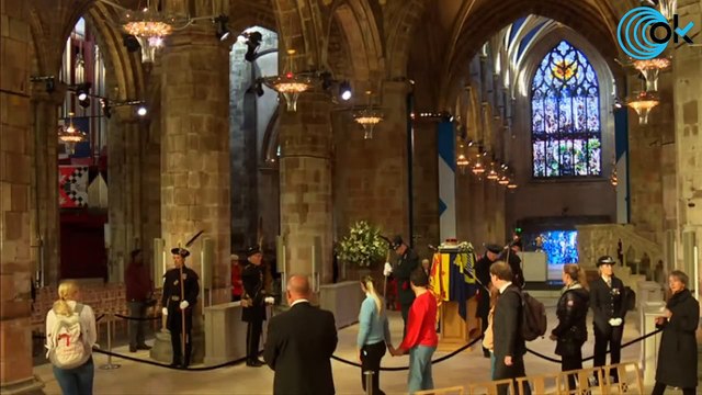 El féretro de la reina Isabel II reposa este martes en la catedral de San Gil