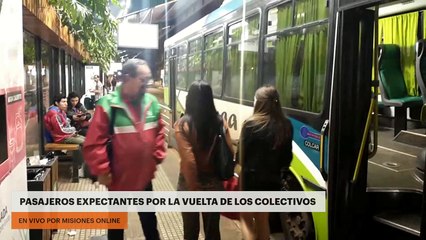 Pasajeros expectantes por la vuelta de los colectivos