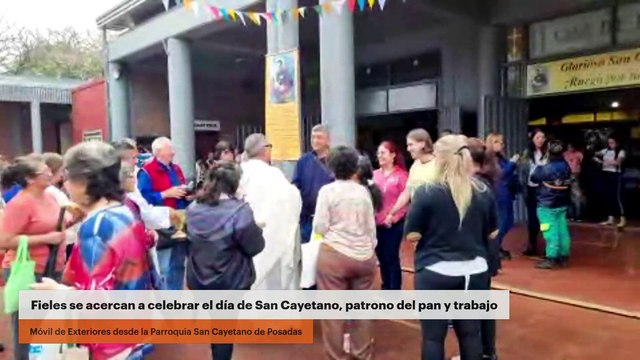 Fieles se acercan a celebrar el día de San Cayetano, patrono del pan y trabajo