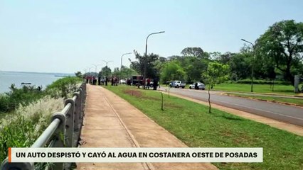 Un auto despistó y cayó al agua en Costanera oeste de Posadas