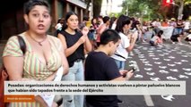Posadas: organizaciones de derechos humanos y activistas vuelven a pintar pañuelos blancos que habían sido tapados frente a la sede del Ejército