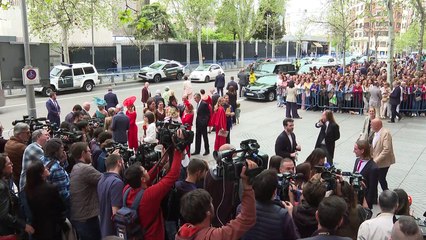 Video herunterladen: José Luis Martínez - Almeida sale de la Iglesia tras su enlace con Teresa Urquijo