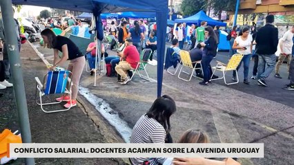 Conflicto salarial | Docentes acampan sobre la avenida Uruguay