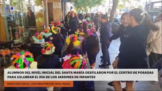 Alumnos del Nivel Inicial del Santa María desfilaron por el centro de Posadas para celebrar el Día de los Jardines de Infantes