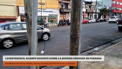 Скачать видео: LEVANTARON EL ACAMPE DOCENTE SOBRE LA AVENIDA URUGUAY DE POSADAS