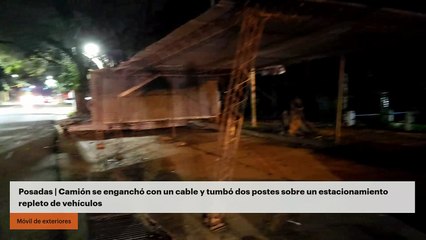 Posadas | Camión se enganchó con un cable y tumbó dos postes sobre un estacionamiento repleto de vehículos